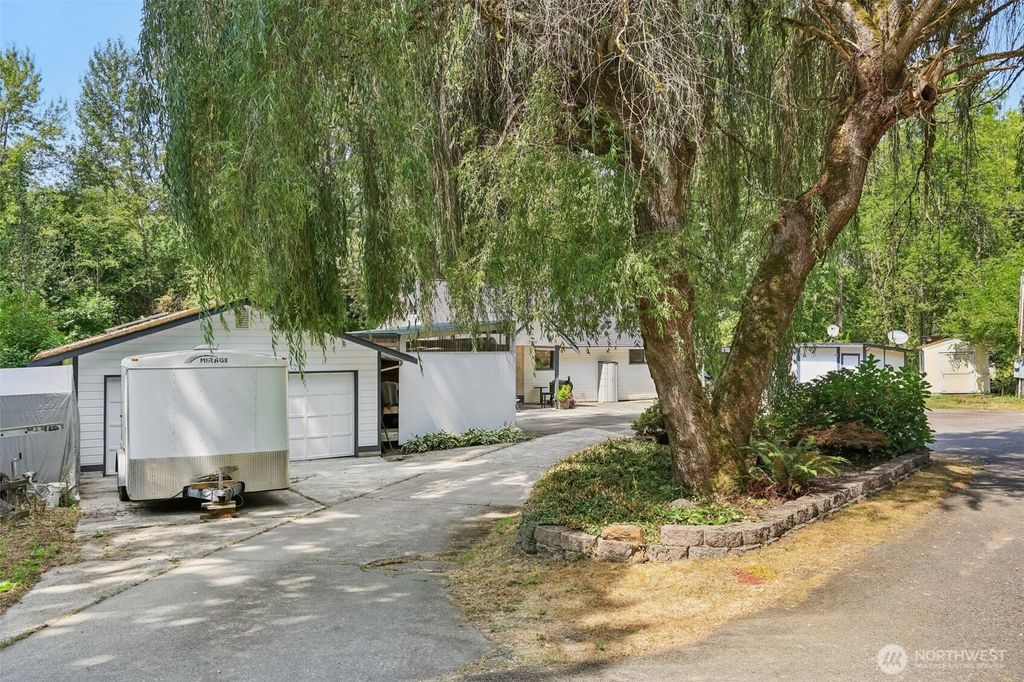 Photo of 17209 W Riverside Drive, Bothell, WA 98011 (MLS # 2488516)