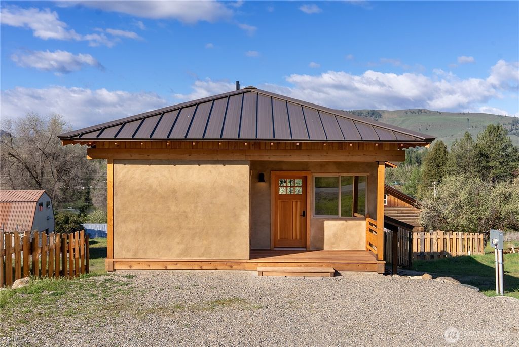 Photo of 906 Lince Avenue, Winthrop, WA 98862 (MLS # 2513434)