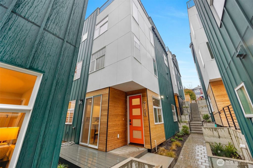 Photo of 910 15th Avenue #B, Seattle, WA 98122 (MLS # 2527133)