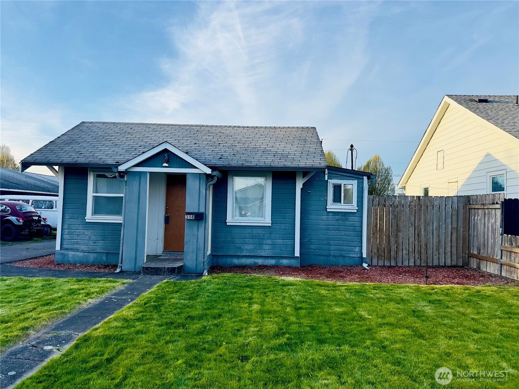 Photo of 3118 Dover Street, Longview, WA 98632 (MLS # 2457189)