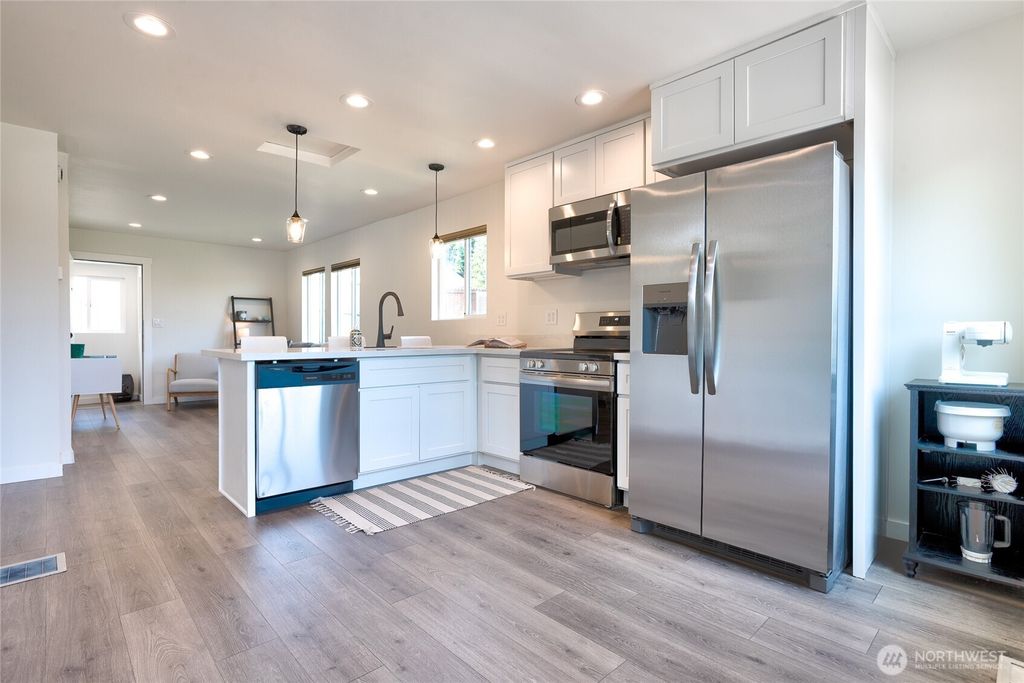 Photo of 10059 8th Avenue SW, Seattle, WA 98146 (MLS # 2387116)