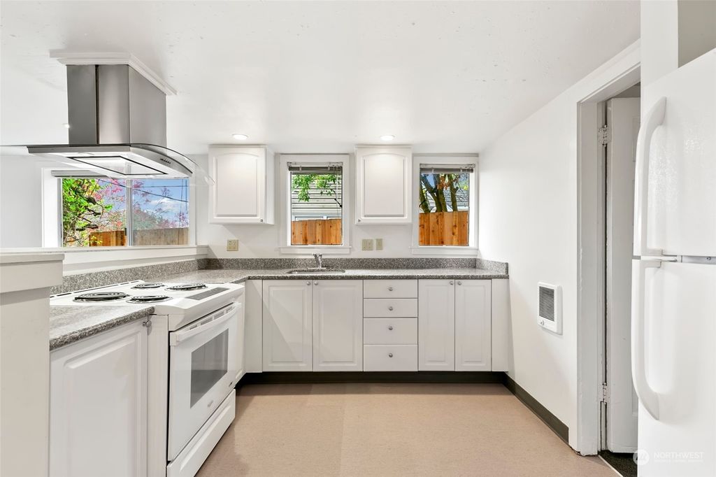 Photo of 415 W Dravus Street, Seattle, WA 98119 (MLS # 2306895)