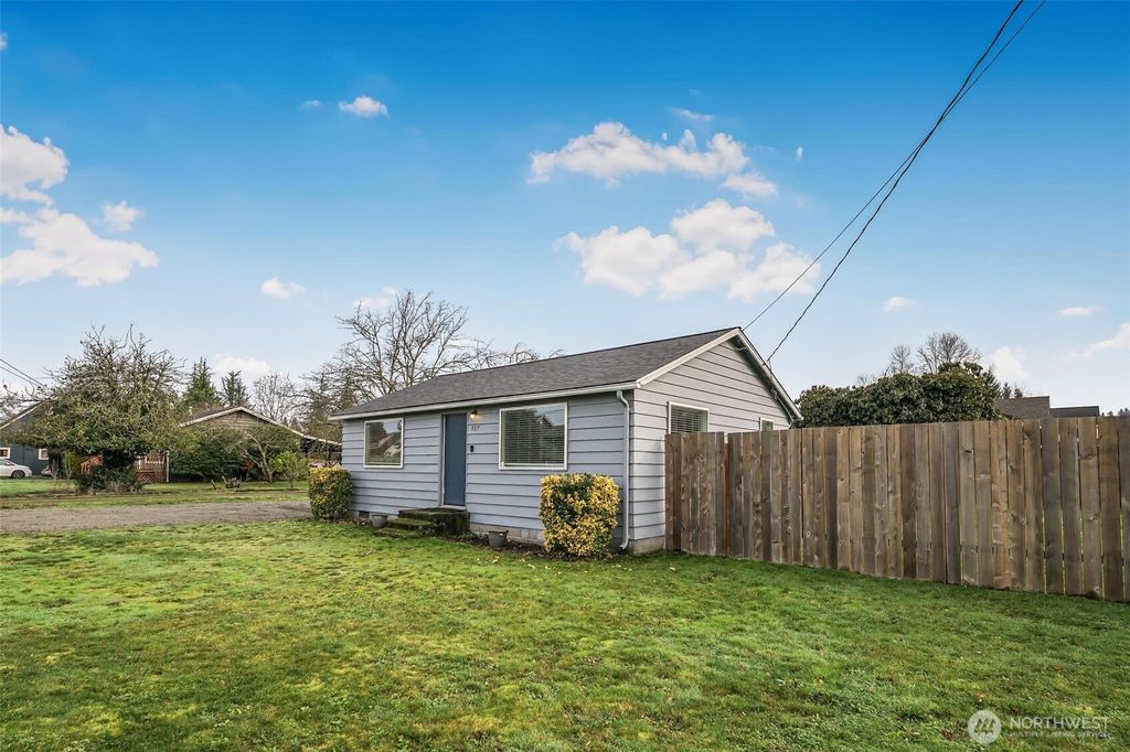 Photo of 927 21st Street SE, Puyallup, WA 98372 (MLS # 2478792)