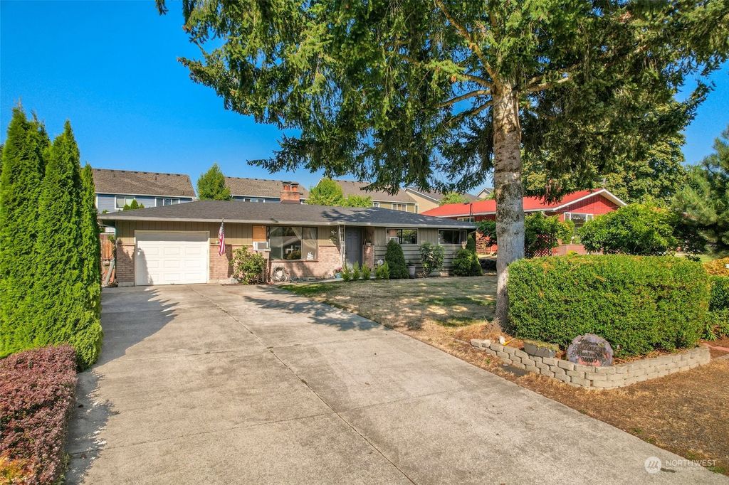 Photo of 5112 NE 3rd Street, Renton, WA 98059 (MLS # 1998344)
