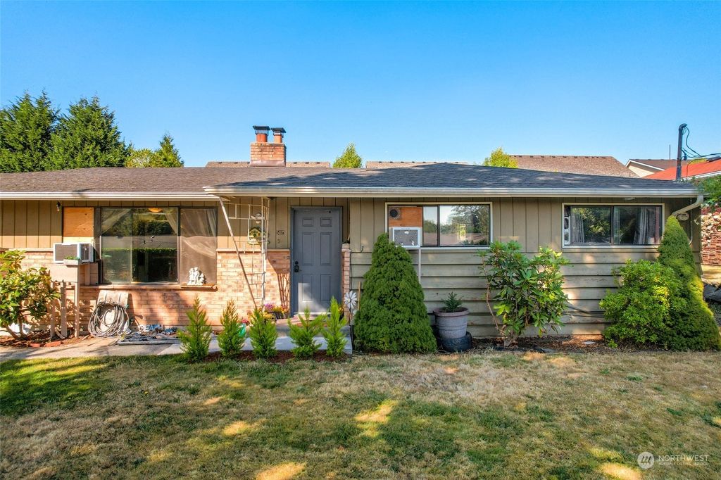 Photo of 5112 NE 3rd Street, Renton, WA 98059 (MLS # 1998344)