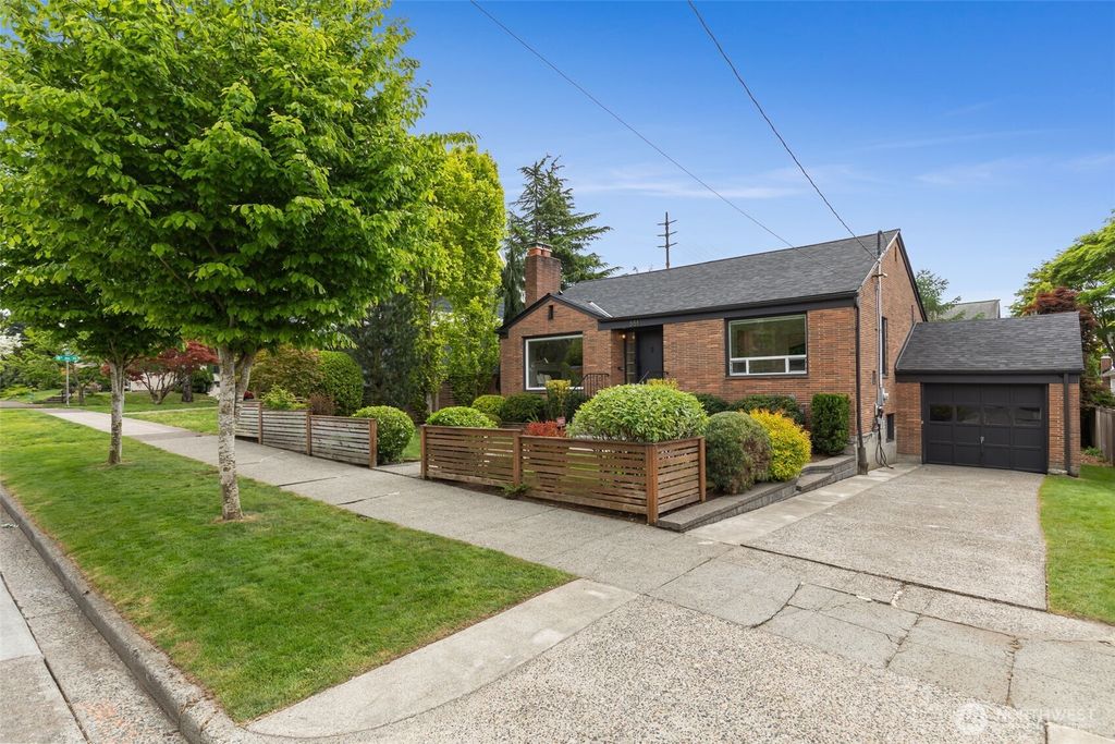 Photo of 551 NE 84th Street, Seattle, WA 98115 (MLS # 2518937)