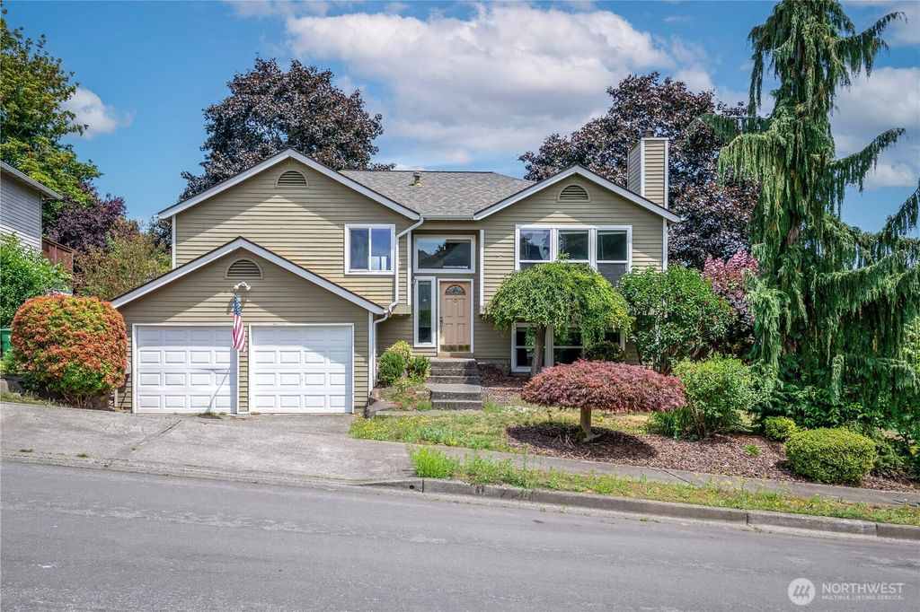 Photo of 154 Vashon Place NE, Renton, WA 98059 (MLS # 2402820)