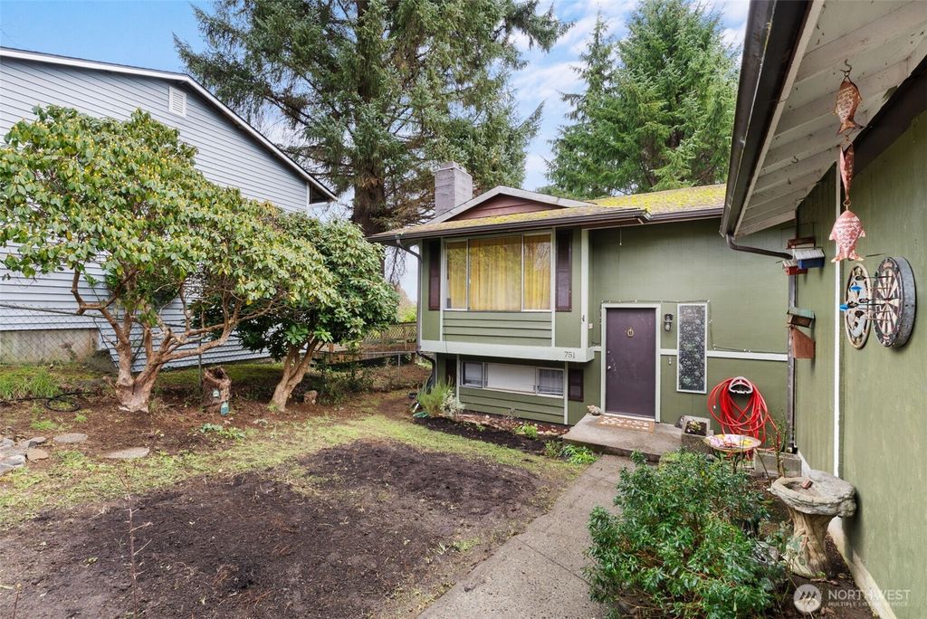 Photo of 751 Peters Street, Raymond, WA 98577 (MLS # 2482867)