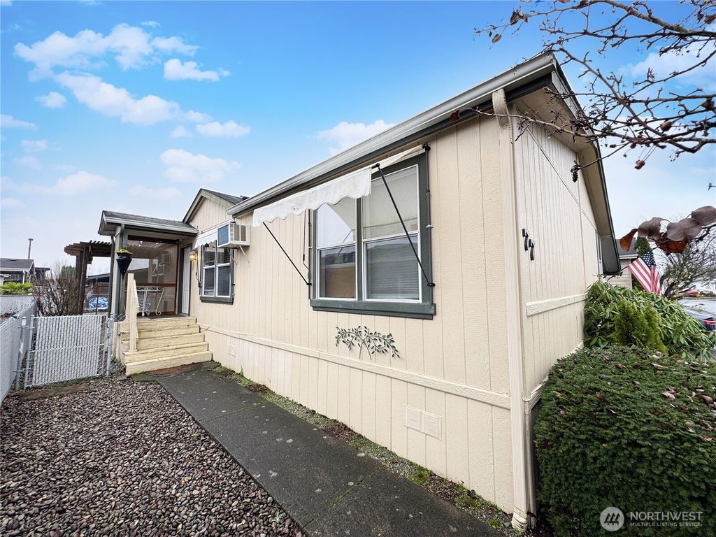 Photo of 77 Blue Heron Drive, Longview, WA 98632 (MLS # 2461002)