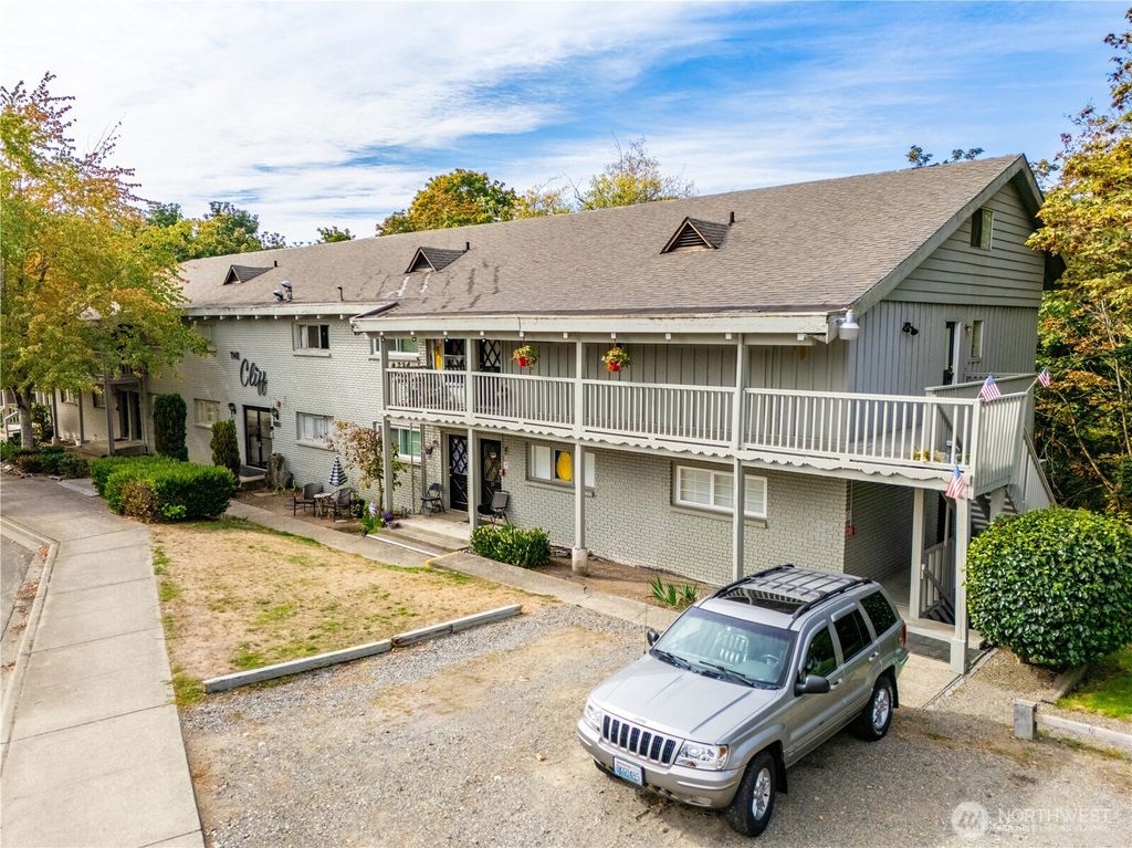 Photo of 21833 7th Avenue S, Des Moines, WA 98198 (MLS # 2448401)