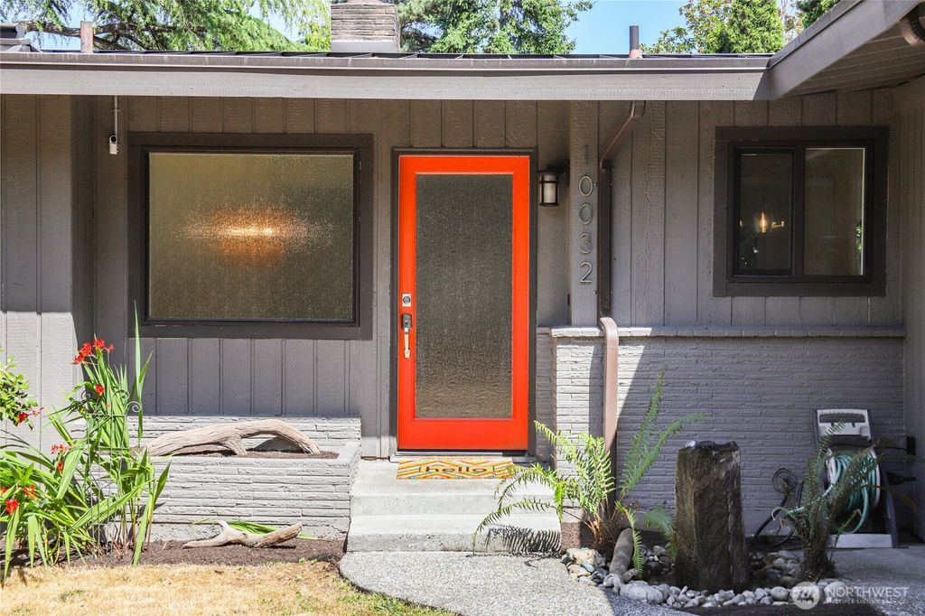 Photo of 10032 35th Avenue NE, Seattle, WA 98125 (MLS # 2404617)