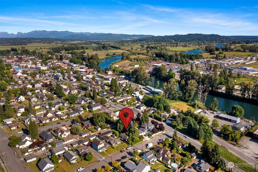 Photo of 207 Avenue G, Snohomish, WA 98290 (MLS # 2133370)