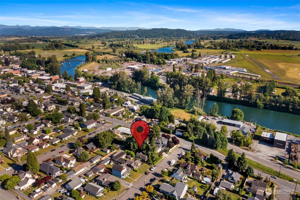 Photo of 207 Avenue G, Snohomish, WA 98290 (MLS # 2133370)