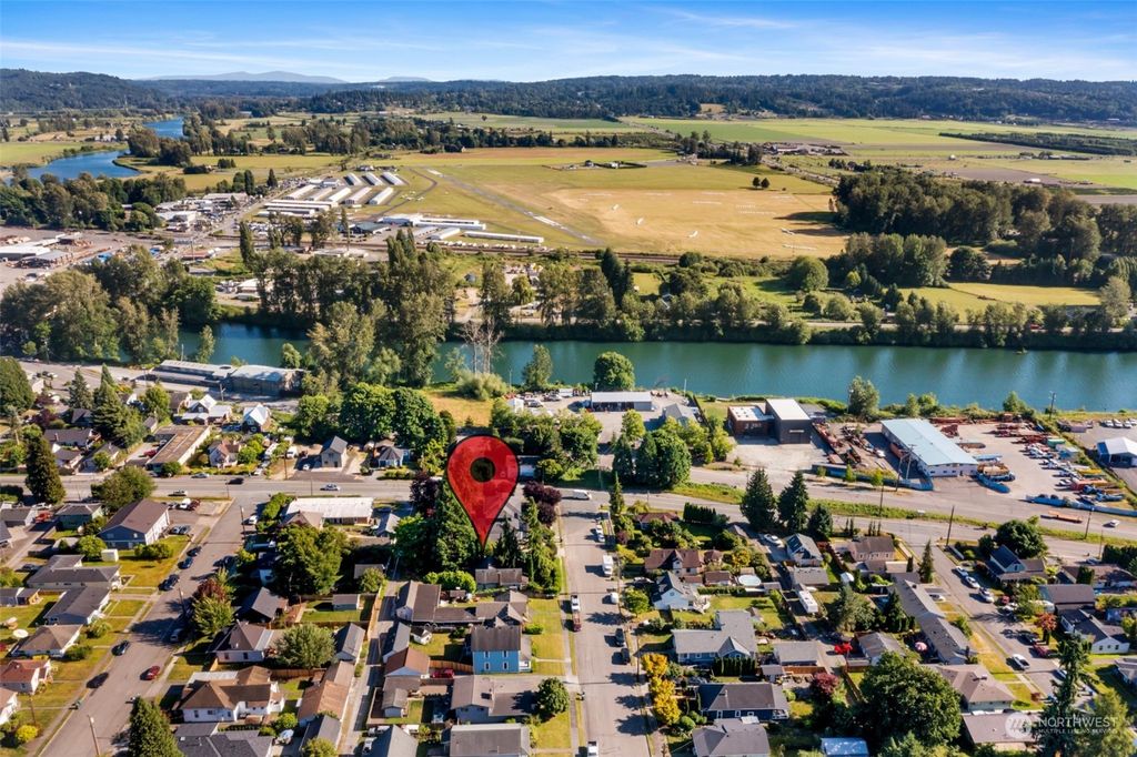 Photo of 207 Avenue G, Snohomish, WA 98290 (MLS # 2133370)
