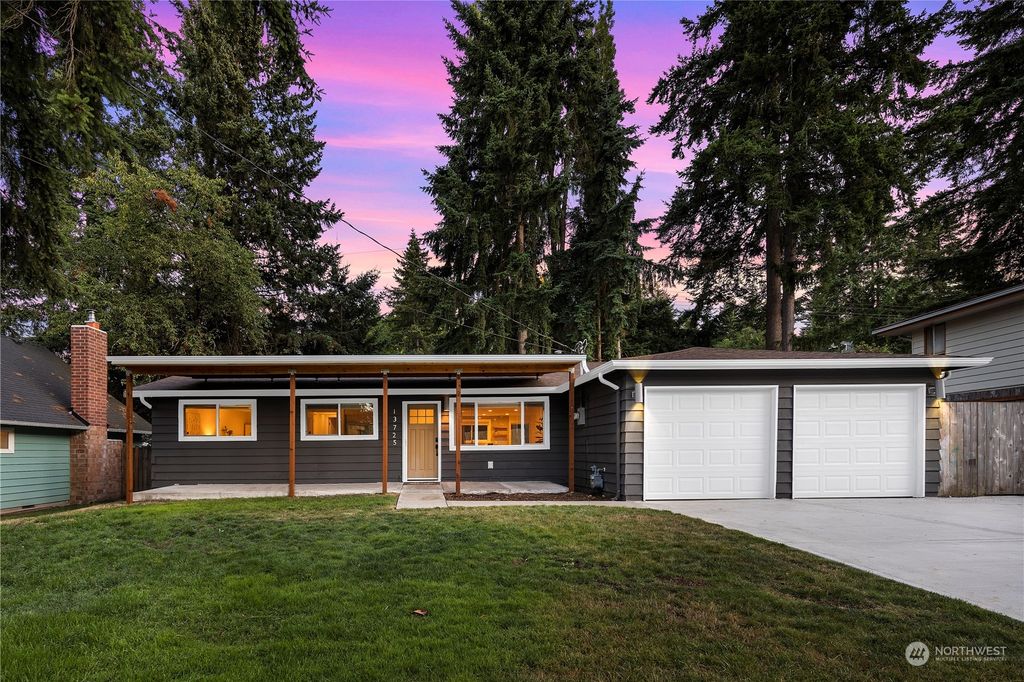 Photo of 13725 NE 70th Place, Redmond, WA 98052 (MLS # 2141354)