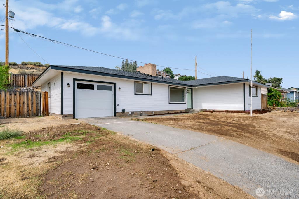 Photo of 401 Patrick Road, Ephrata, WA 98823 (MLS # 2568226)