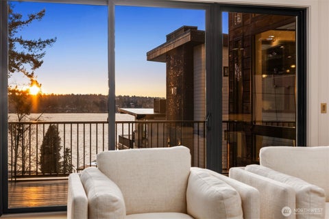 Photo of 7128 NE 119th Place, Kirkland, WA 98034 (MLS # 2539085)