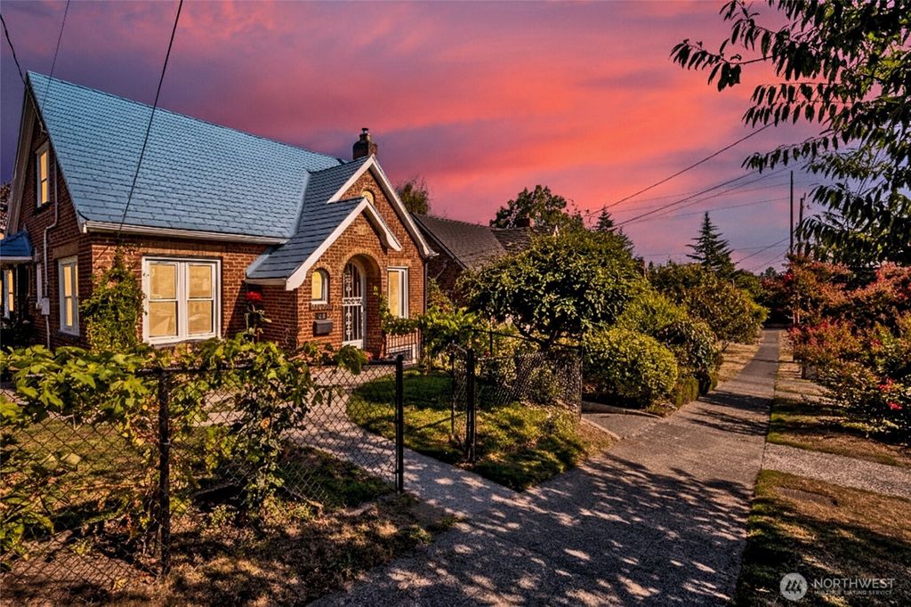 Photo of 334 NE 57th Street, Seattle, WA 98105 (MLS # 2410083)