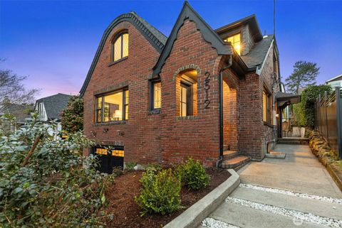 Photo of 2512 Nob Hill Avenue N, Seattle, WA 98109 (MLS # 2475488)