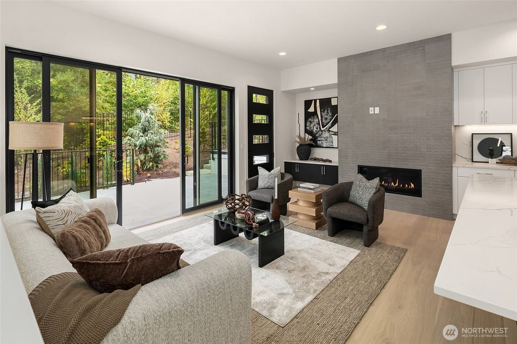 Photo of 268 118th Avenue SE, Bellevue, WA 98005 (MLS # 2472227)