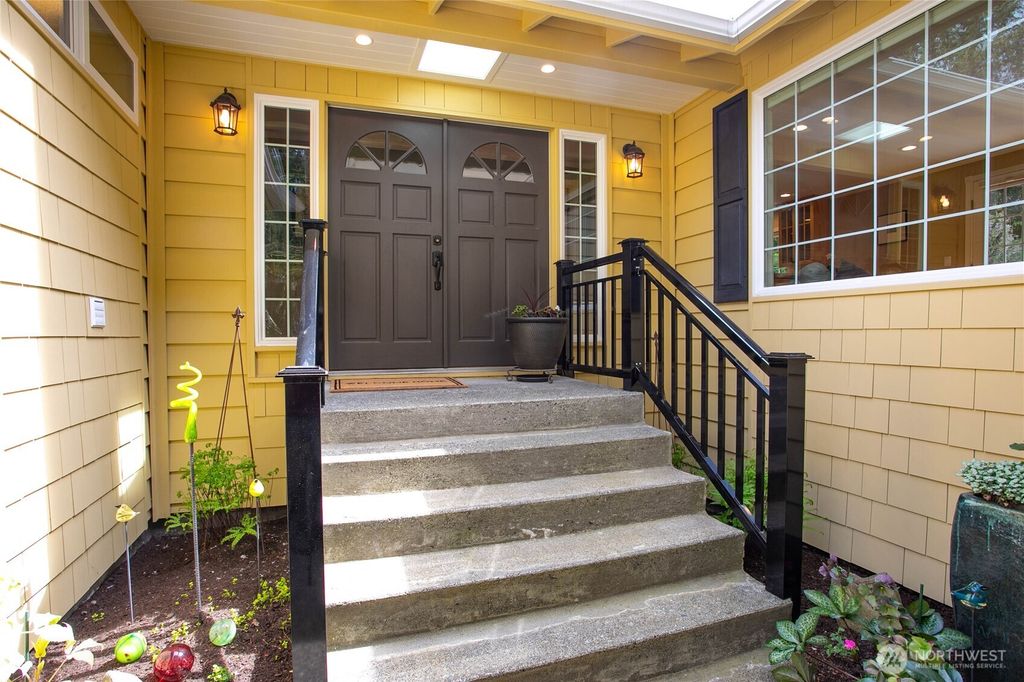 Photo of 1943 Lake Crest Drive, Bellingham, WA 98229 (MLS # 2514611)