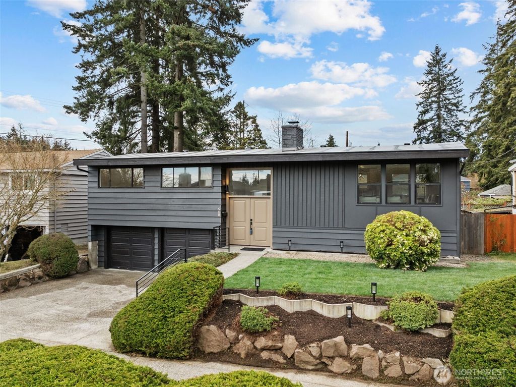 Photo of 508 NE 124th Street, Seattle, WA 98125 (MLS # 2347763)