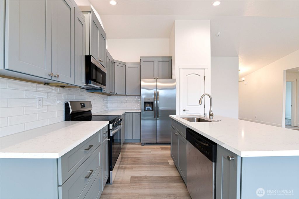 Photo of 308 N Sandy Loop, Moses Lake, WA 98837 (MLS # 2463736)