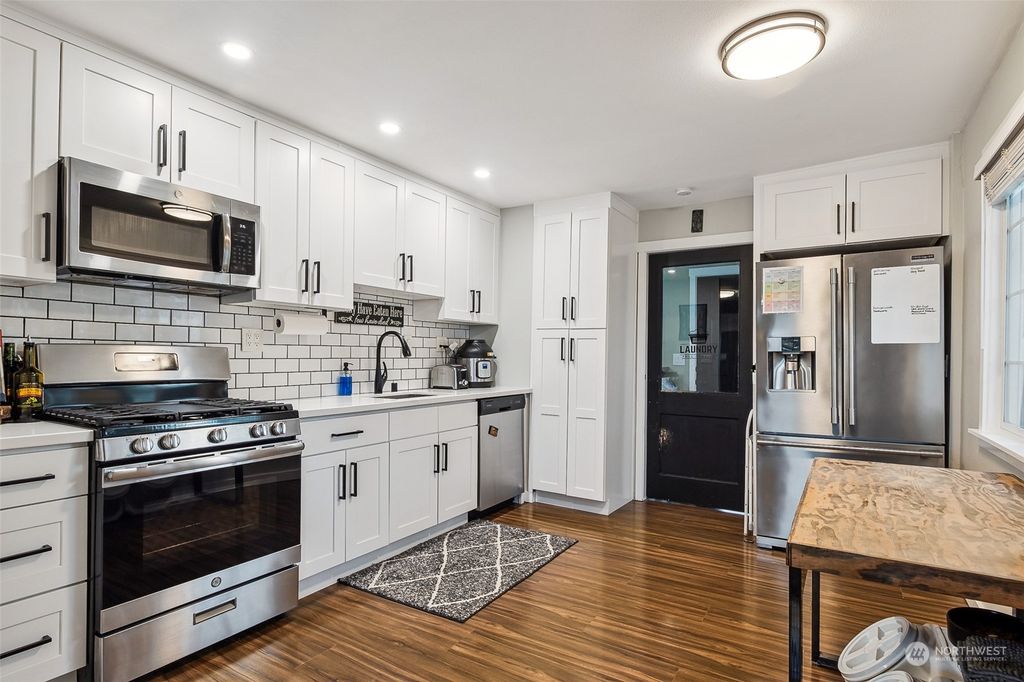 Photo of 1001 Maine Street, Milton, WA 98354 (MLS # 2203910)