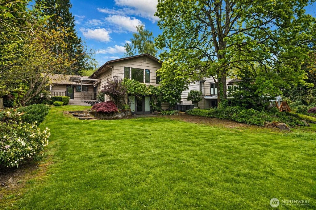 Photo of 7611 NE 8th Street, Medina, WA 98039 (MLS # 2526761)