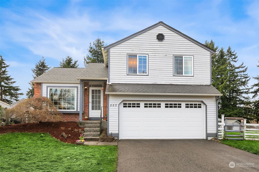 Photo of 823 Field Avenue NE, Renton, WA 98059 (MLS # 2198198)