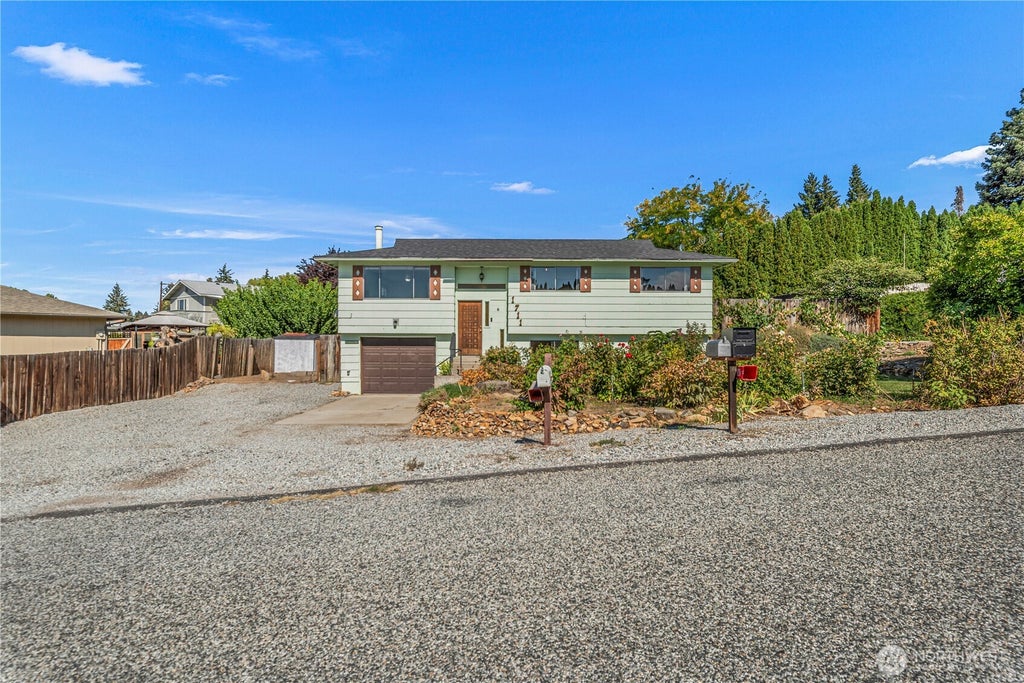 Photo of 1711 7th Street NE, East Wenatchee, WA 98802 (MLS # 2586354)