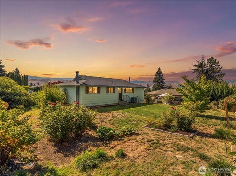 Photo of 1711 7th Street NE, East Wenatchee, WA 98802 (MLS # 2586354)