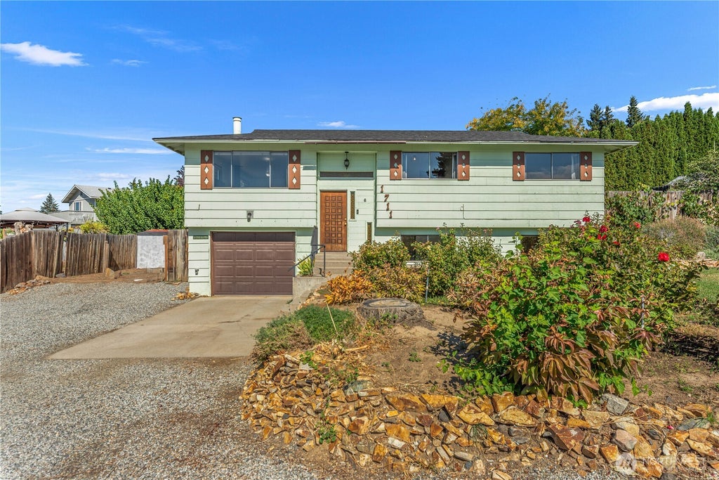 Photo of 1711 7th Street NE, East Wenatchee, WA 98802 (MLS # 2586354)