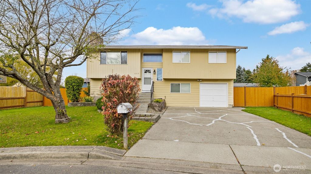 Photo of 6519 57th Pl NE Pl, Marysville, WA 98270 (MLS # 2358363)