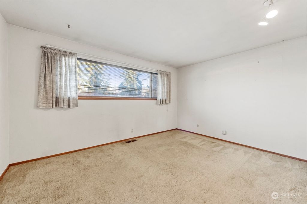 Photo of 12527 SE 52nd St St, Bellevue, WA 98006 (MLS # 2314855)