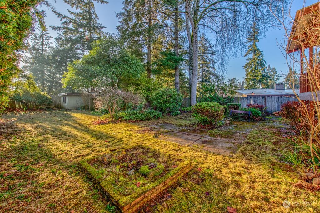 Photo of 12527 SE 52nd St St, Bellevue, WA 98006 (MLS # 2314855)