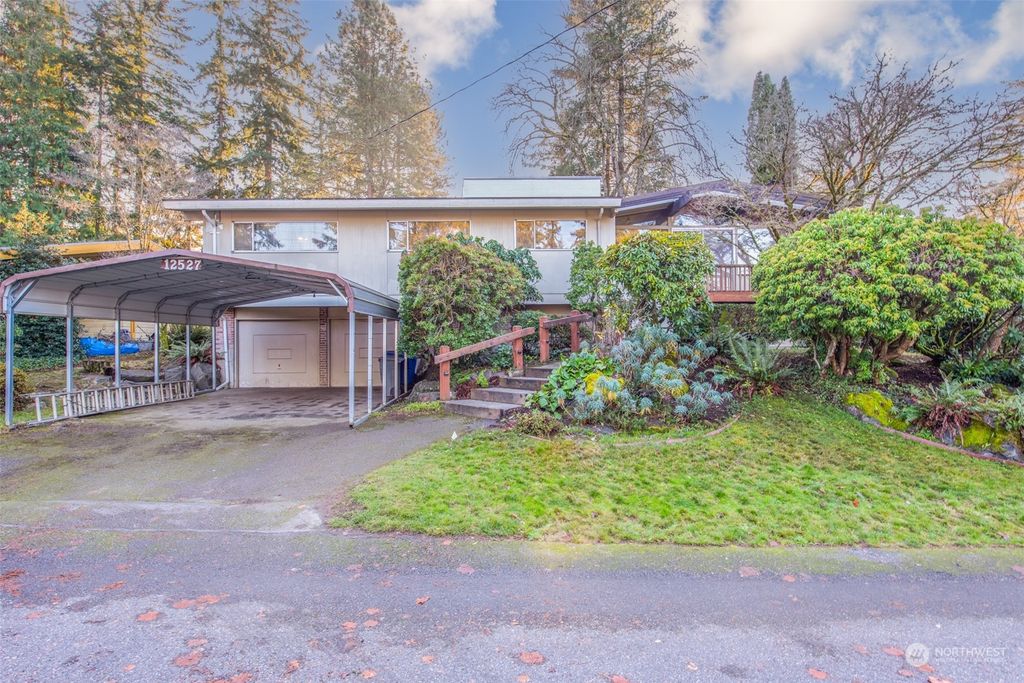 Photo of 12527 SE 52nd St St, Bellevue, WA 98006 (MLS # 2314855)