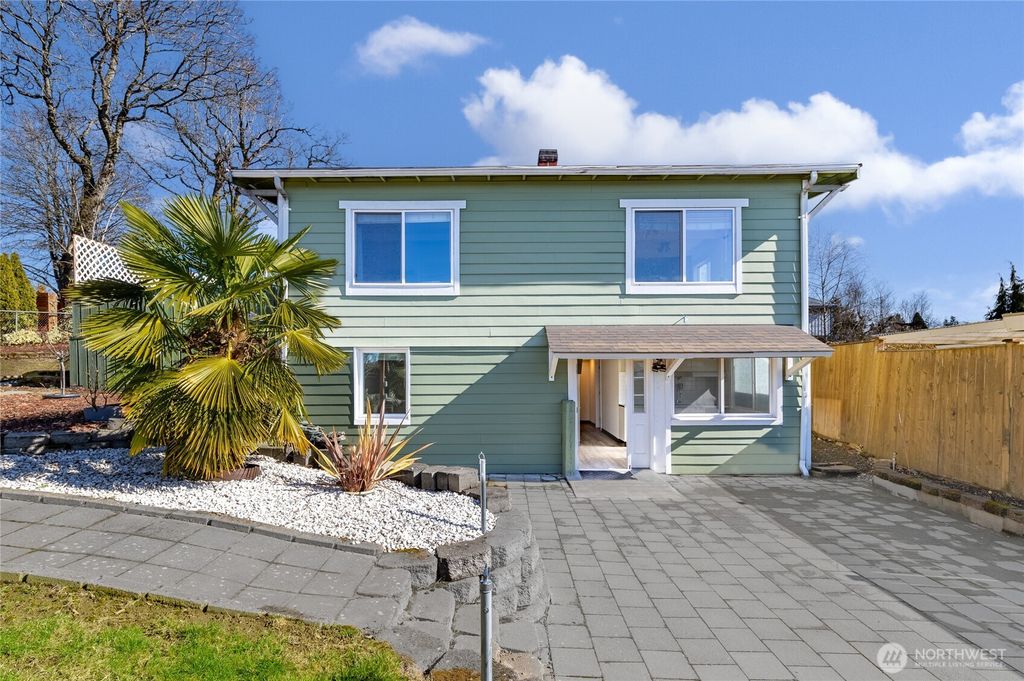 Photo of 1701 NE 16th Street, Renton, WA 98056 (MLS # 2339606)