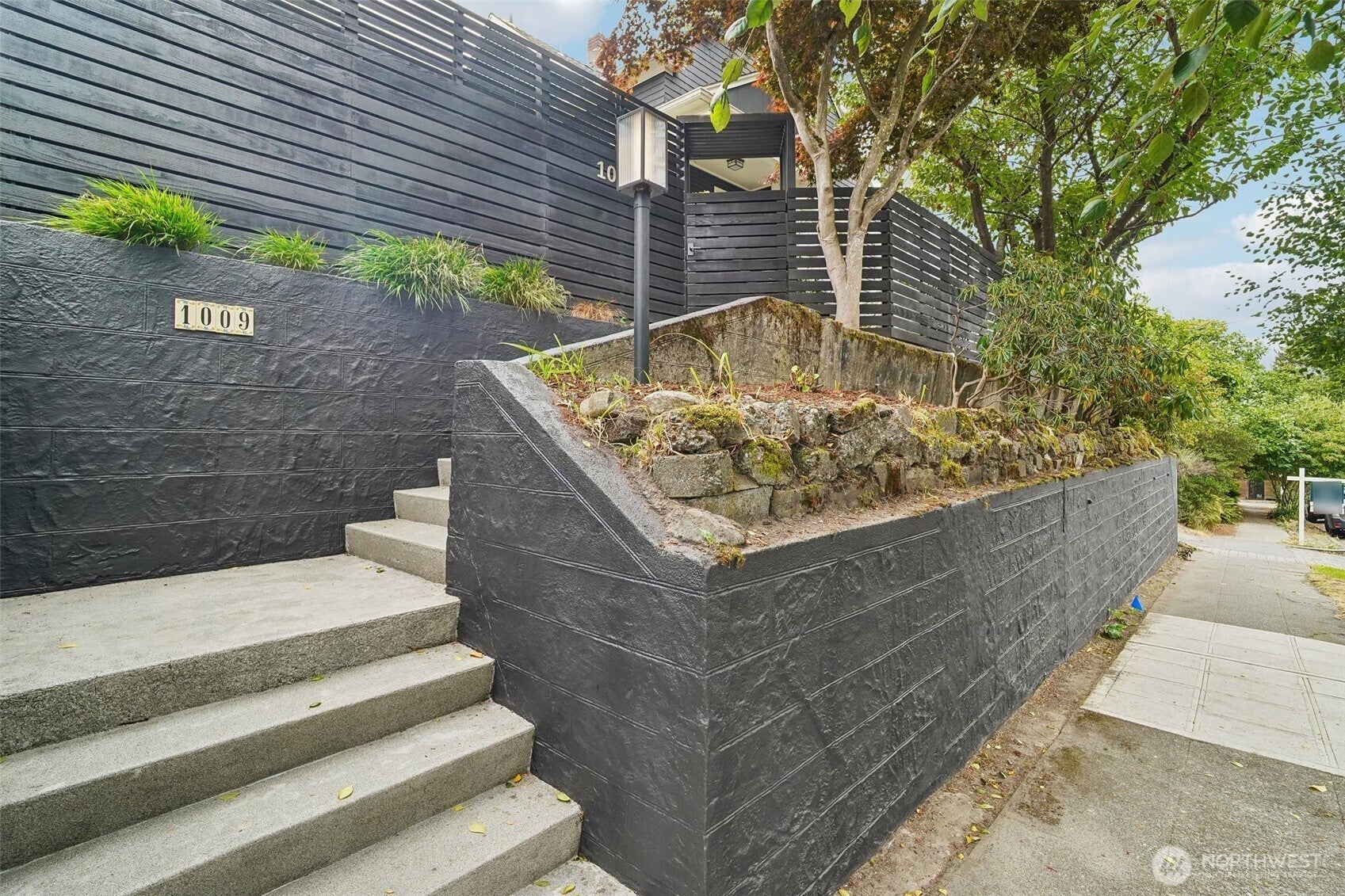 1009 W Crockett Street