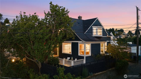 Photo of 1009 W Crockett Street, Seattle, WA 98119 (MLS # 2580932)
