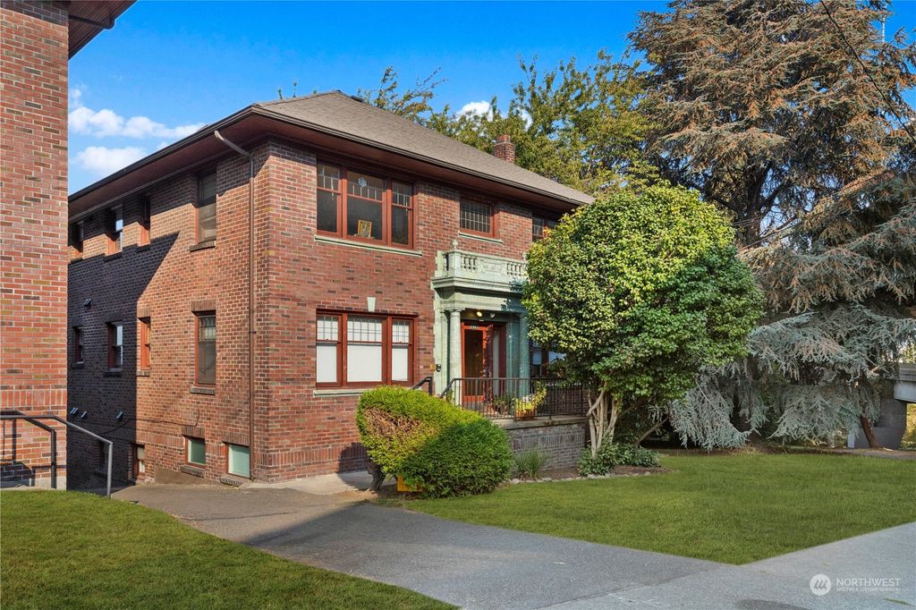 Photo of 2919 Franklin Avenue E, Seattle, WA 98102 (MLS # 2011030)