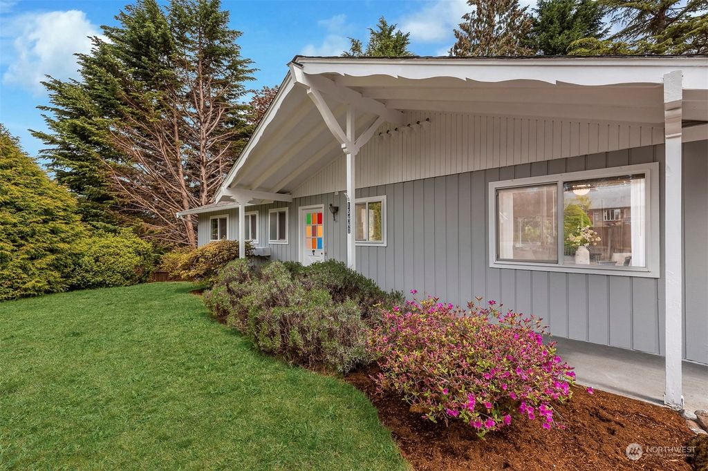 Photo of 15440 85th Avenue NE, Kenmore, WA 98028 (MLS # 2066179)