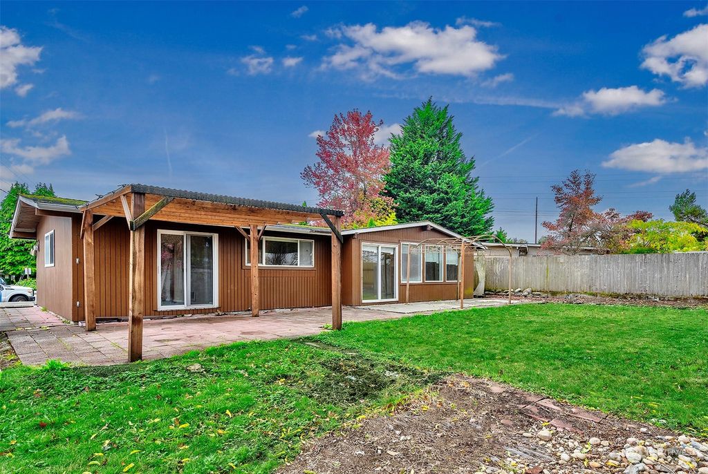Photo of 11702 SE 167th Street, Renton, WA 98058 (MLS # 2305104)