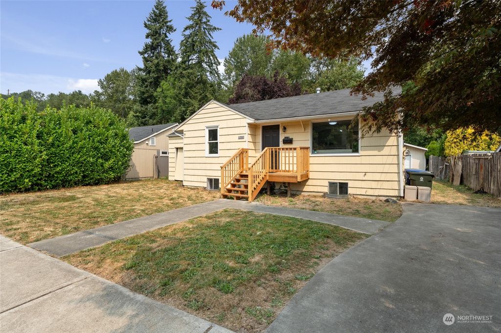 Photo of 3106 SE 5th Street, Renton, WA 98058 (MLS # 2276331)
