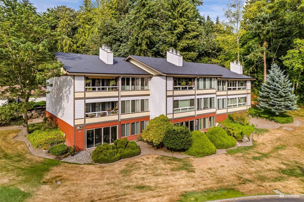 Photo of 23405 Lakeview Drive #I-101, Mountlake Terrace, WA 98043 (MLS # 1986335)