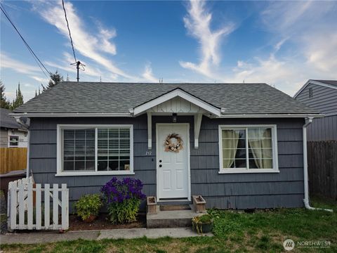 Photo of 212 Douglas Street, Longview, WA 98632 (MLS # 2445457)