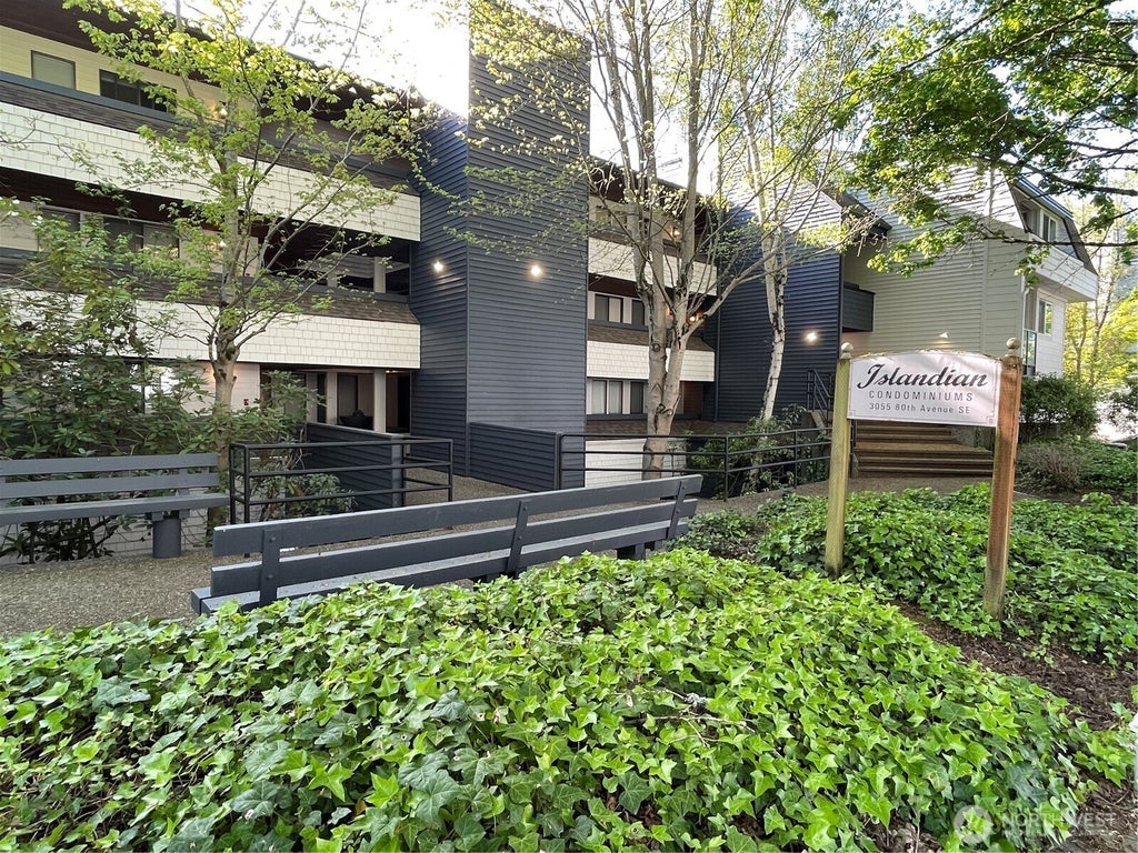 Photo of 3055 80th Avenue SE #107, Mercer Island, WA 98040 (MLS # 2574338)