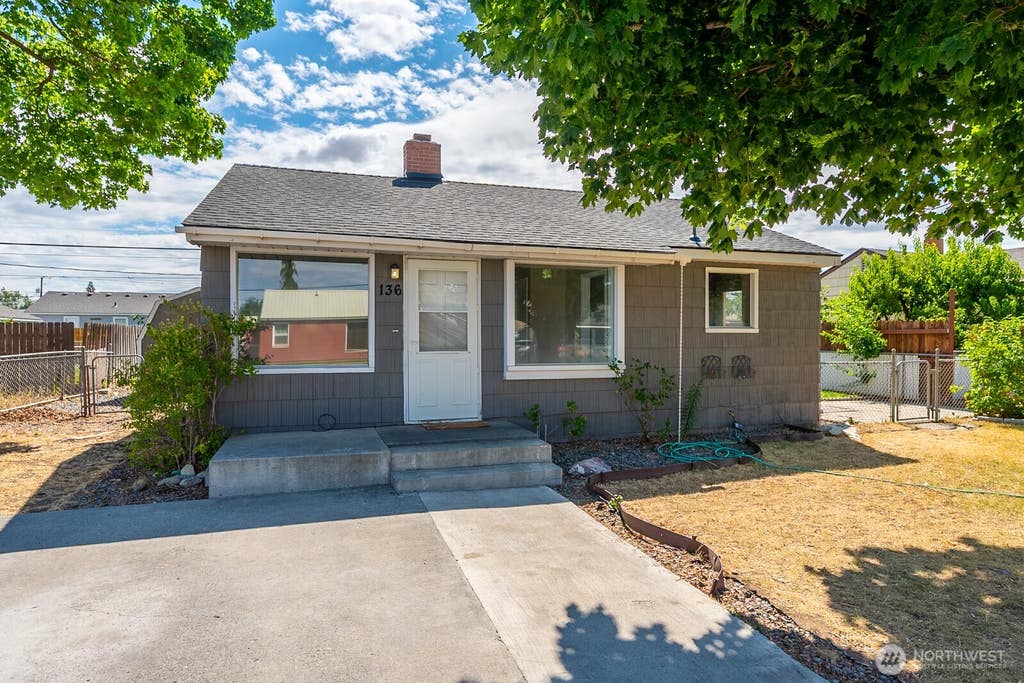 Photo of 136 NE F Street, Ephrata, WA 98823 (MLS # 2548226)