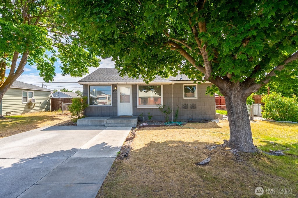 Photo of 136 NE F Street, Ephrata, WA 98823 (MLS # 2548226)