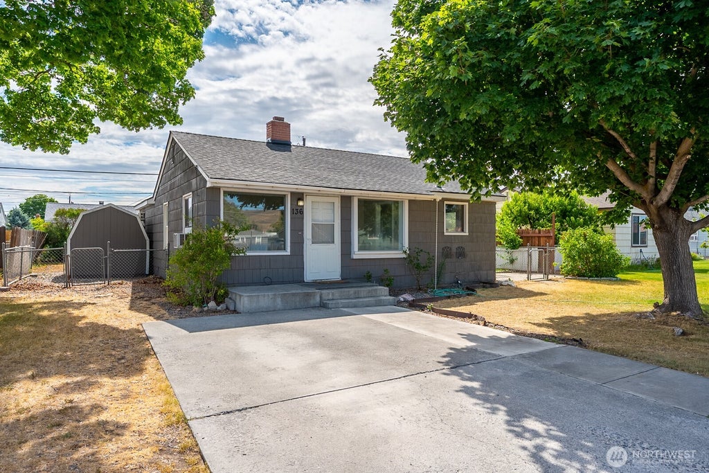 Photo of 136 NE F Street, Ephrata, WA 98823 (MLS # 2548226)